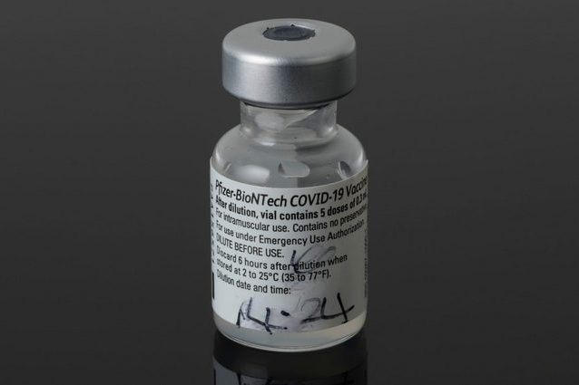 La fiala del vaccino di Pfizer–BioNTech somministrato alla signora Margaret Keenan. Credit: Science Museum Group Collection