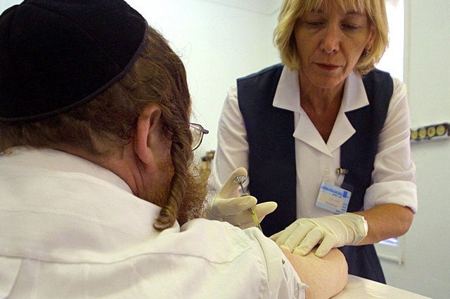 Vaccino di Pfizer sta bloccando la COVID in Israele: solo 16 ricoveri su 700mila vaccinati