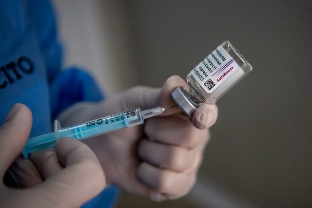 Prima dose con AstraZeneca, seconda con Pfizer: il mix di vaccini aumenta di sei volte gli anticorpi