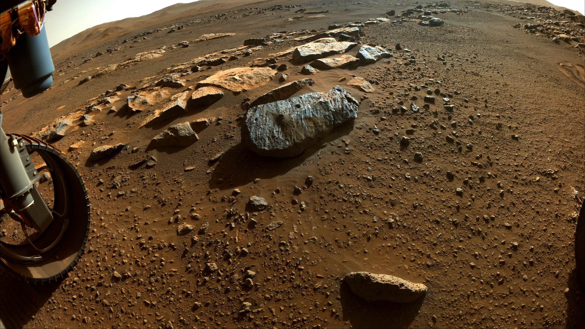 La roccia marziana, soprannominata "Rochette", da cui il rover Perseverance della Nasa ha ottenuto i primi due campioni di carotaggio. Visibili i due fori: quello a sinistra, praticato il 7 settembre, ha permesso di raccogliere il campione chiamato "Montagnac", e quello di destra, effettuato il 1° settembre, ha portato al campionamento di "Montdenier".