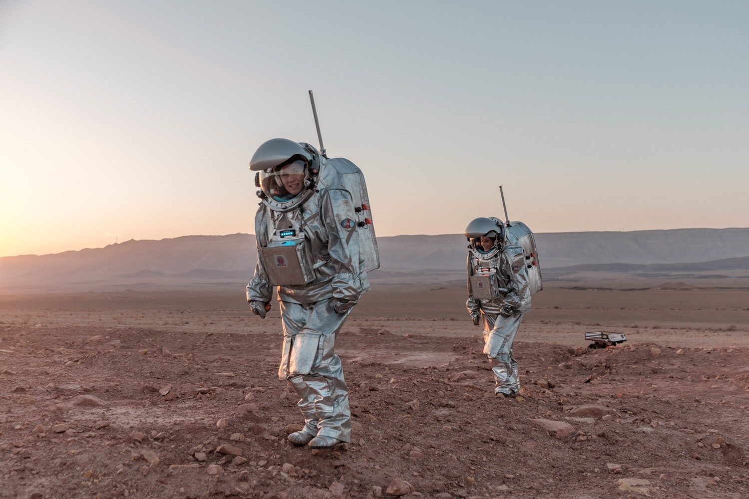 Gli astronauti Anika Mehlis and Carmen Koehler nel deserto di Negev in Israele.