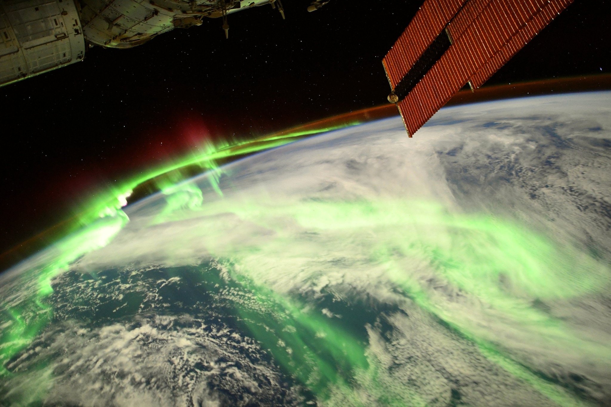 L'aurora polare accarezzata dalla luce della Luna è lo scatto più bello dall'ISS