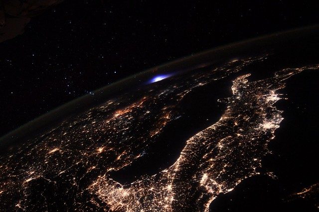 Il getto blu fotografato dalla ISS sopra l’Europa. Credit: ESA/NASA – T. Pesquet