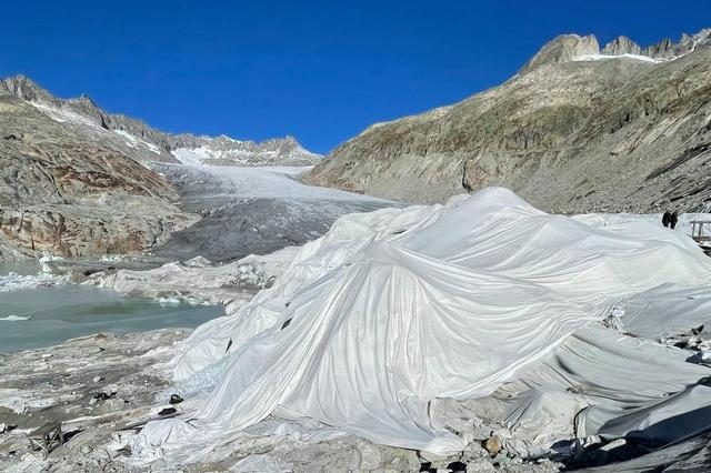 La crisi climatica sta "uccidendo" il ghiacciaio alpino più antico: coperto da teli per proteggerlo