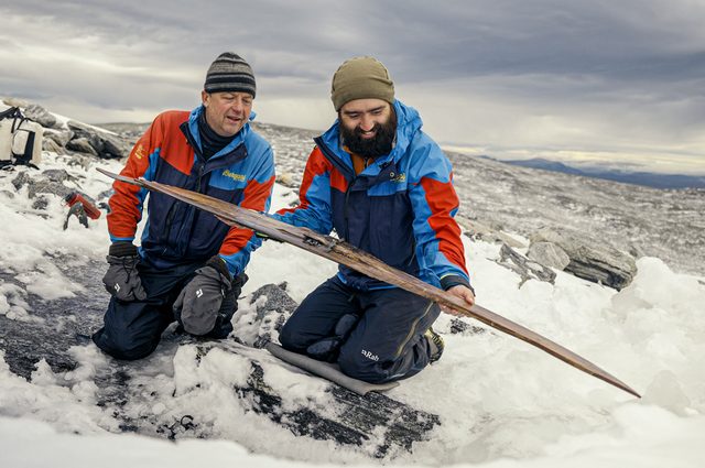 Lo sci appena estratto dal ghiaccio. Credit: Andreas Christoffer Nilsson, secretsoftheice.com