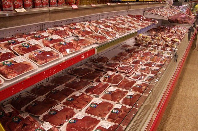 Il liquido rosso che vedi nelle confezioni di carne non è sangue: ecco di cosa si tratta