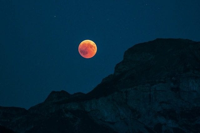 Nel cielo di novembre l'eclissi di Luna più lunga del secolo: come vederla dall'Italia