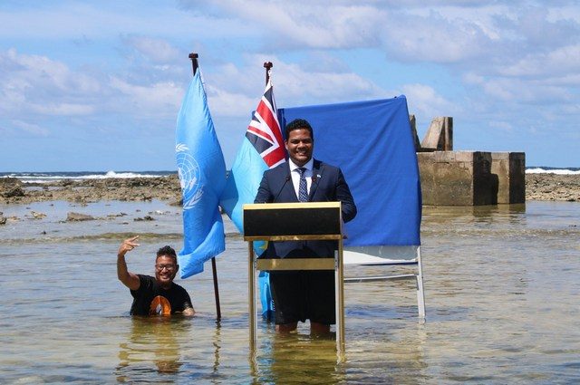 Ministro di Tuvalu tiene discorso sul clima immerso in acqua: "Se non agiamo finiremo sommersi"