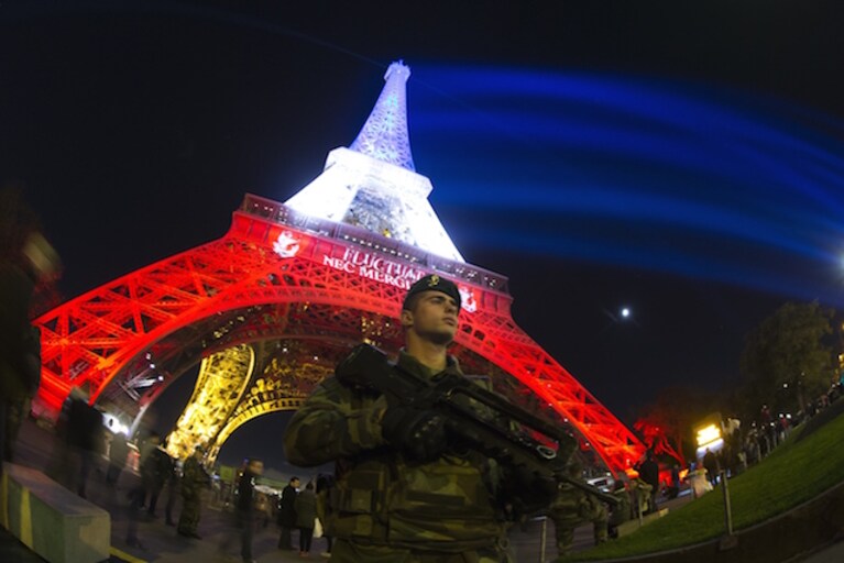 parigi torre eiffel isis