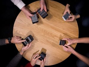 Utenti di smartphone (Getty).