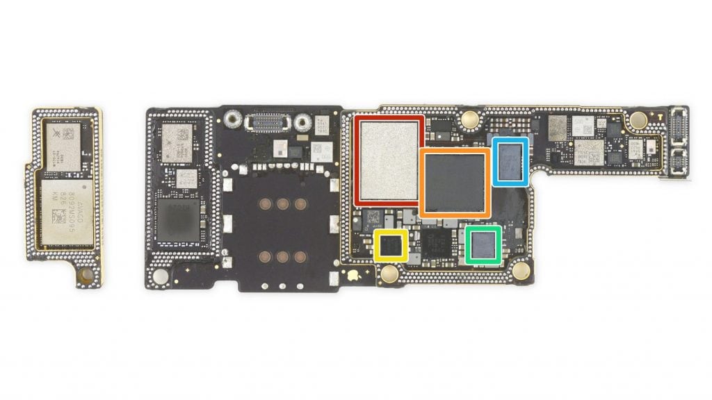 La scheda dedicata alle comunicazioni wireless di iPhone XS Max (Foto: iFixit)