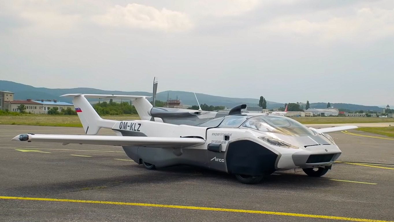 Quest'auto volante può correre su strada e trasformarsi in aereo