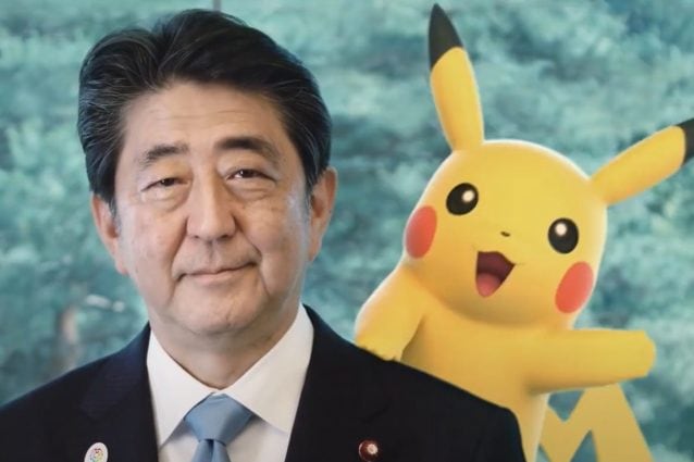 Pikachu e l’ex Primo ministro giapponese Shinzō Abe in un video promozionale per Expo Osaka 2025