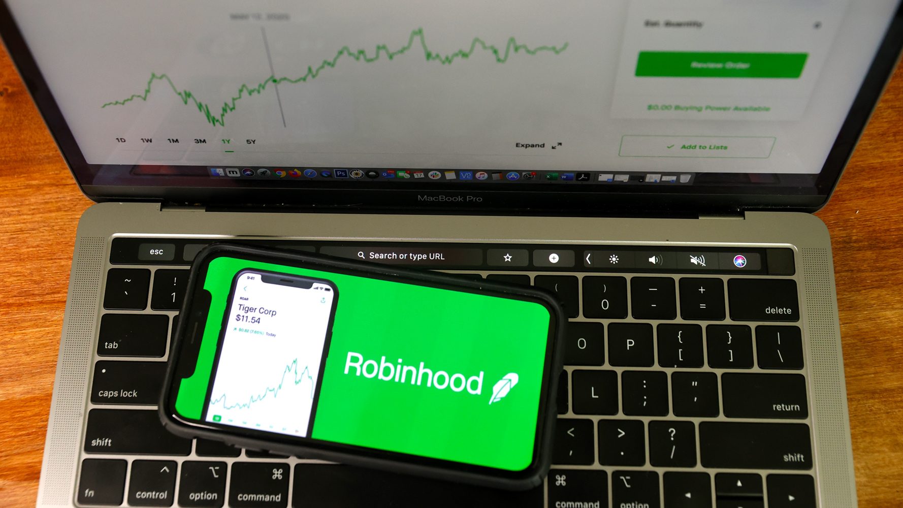 Pensa di aver perso 730mila dollari su Robinhood e si suicida: i genitori fanno causa all'app