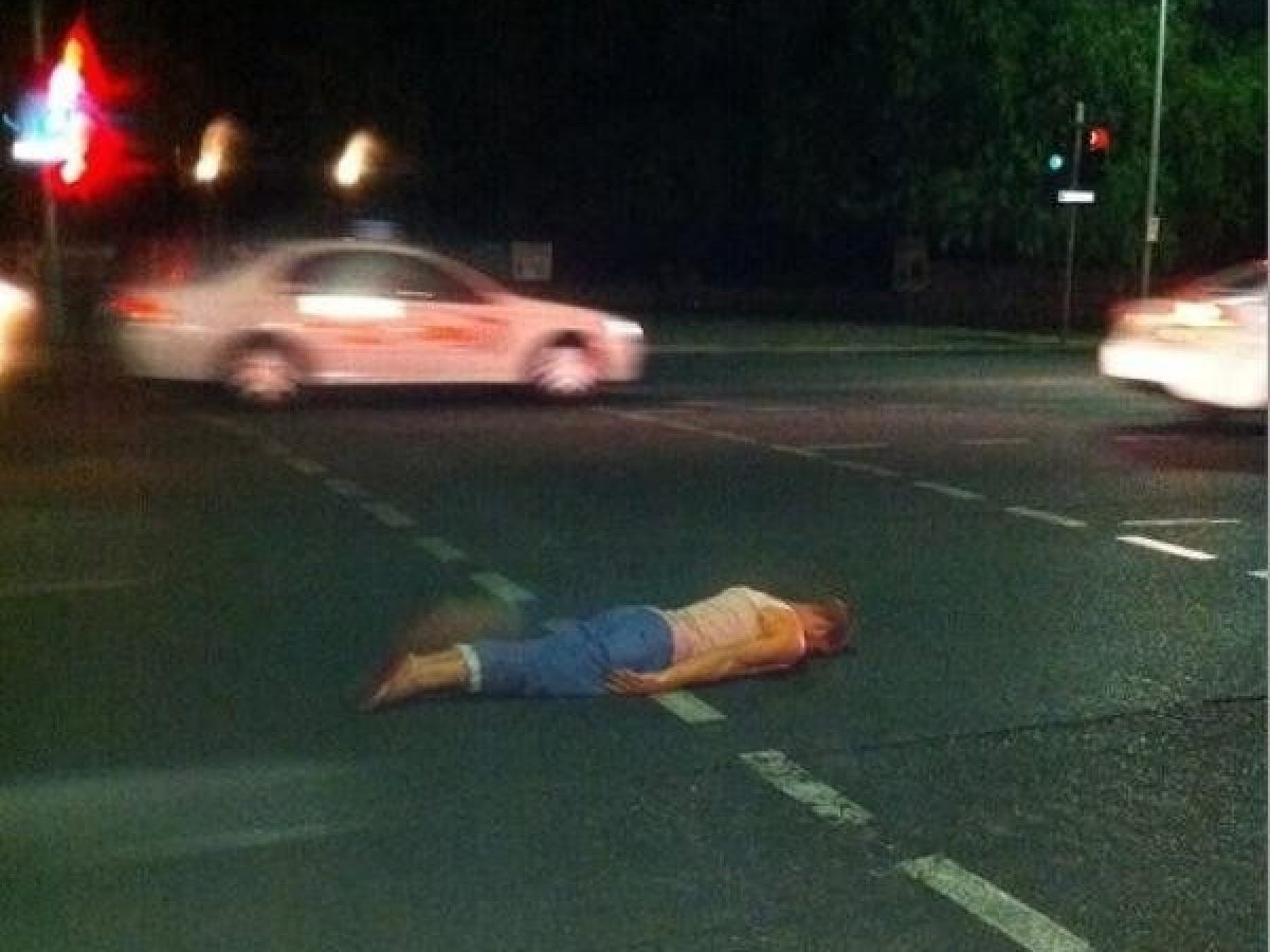 La planking challenge dei ragazzi sdraiati a terra in strade trafficate non arriva da TikTok