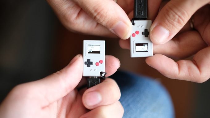 Questa mini console è ispirata al Game Boy ed è grande quanto un pollice