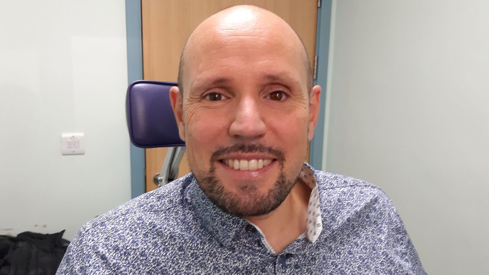 Steve Verza, il primo paziente con protesi oculare stampata in 3D (Foto: Moorfields Eye Hospital)