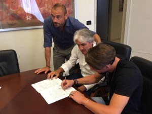 Belotti firma il contratto con il Torino