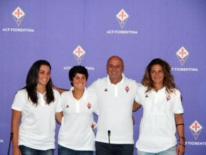 Da sinistra verso destra, Alia Guagni, Giulia Orlandi, il tecnico Sauro Fattori, e Patrizia Panico. (Foto da Twitter @acffiorentina)