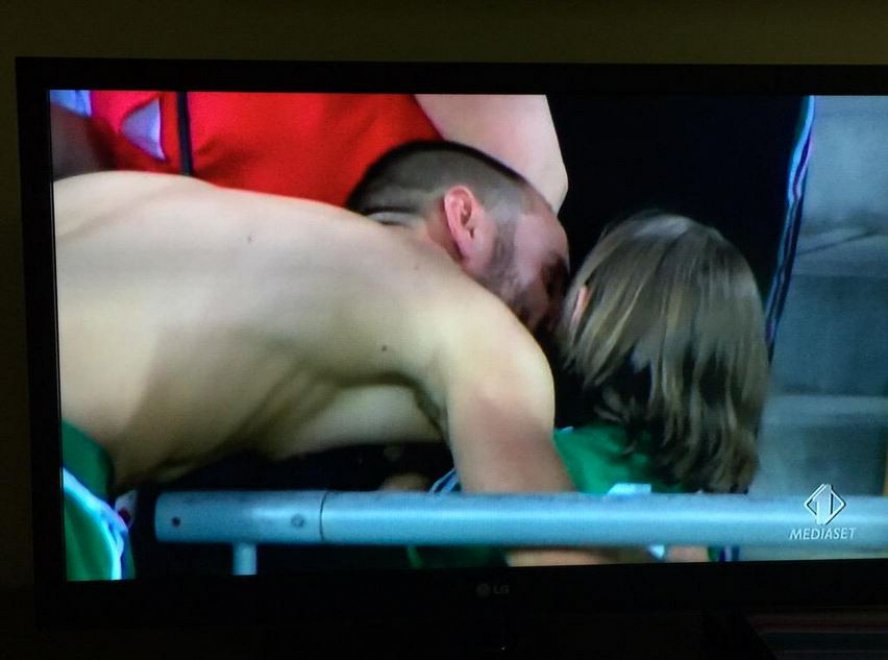 Un fotogramma della bimba in lacrime consolata dal papà, capitano del Rapid Vienna