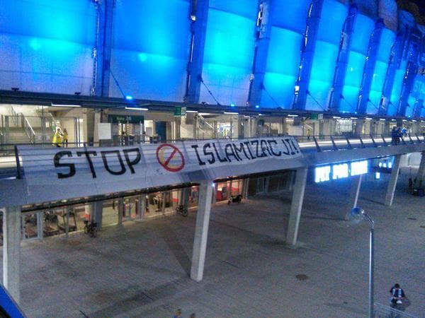 Lo striscione all’esterno dello Stadion Miejski di Poznan (Foto da Twitter)
