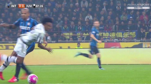 La prima ammonizione di Cuadrado