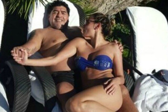 Maradona e Rocio Oliva distesi in piscina (fonte twitter @populardiario)