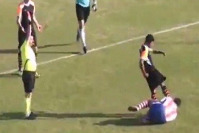Il violento calcio sferrato all’avversario