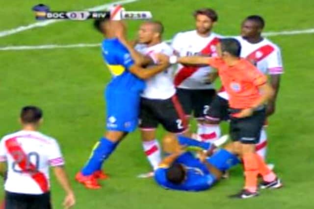 La rissa scaturita dalla testata di Maidana a Tevez