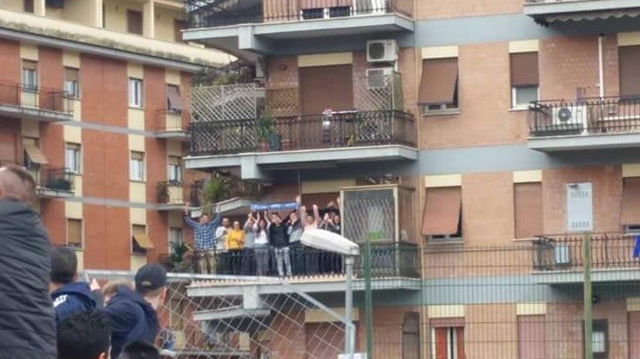 Tifosi sui balconi che affacciano sul Matusa in occasione di Frosinone–Napoli (foto da Twitter: @benincasacarmin)