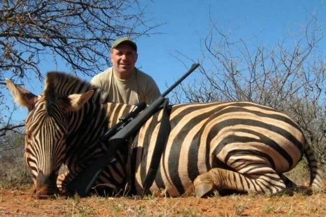 Stoichkov a caccia in Africa, la foto pubblicata da As ha scatenato polemiche