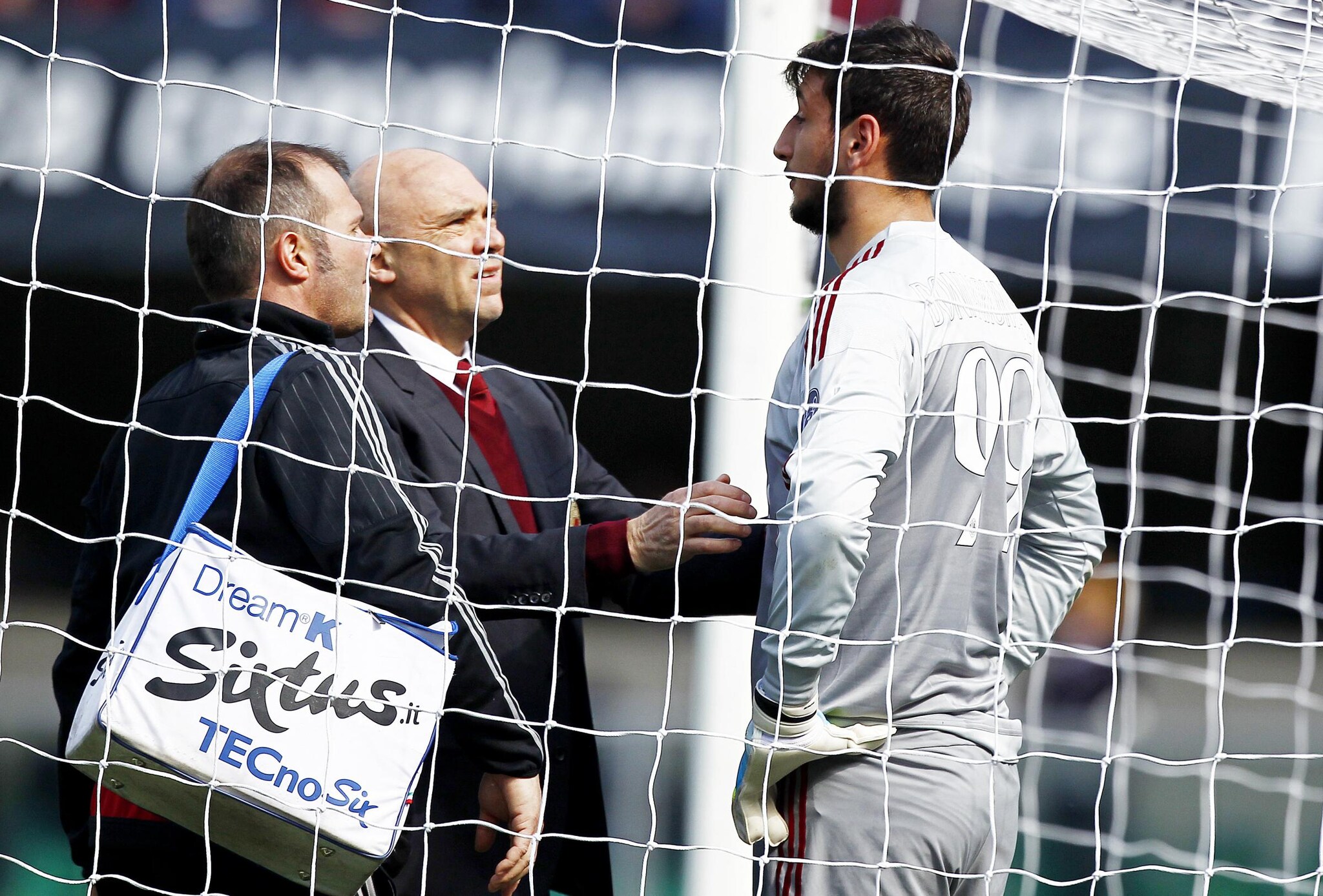 Donnarumma costretto a uscire per il colpo alla testa