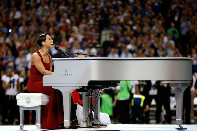 Alice Keys canta l'inno nazionale americano in occasione della finale del Superbowl 2013