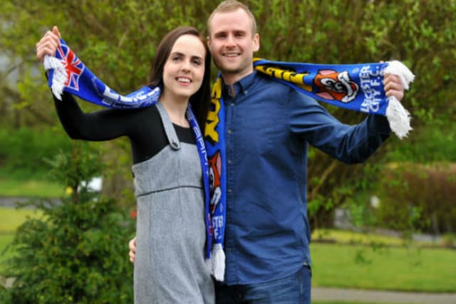 La foto dei promessi sposi tifosi del Leicester (fonte Leicester Mercury)