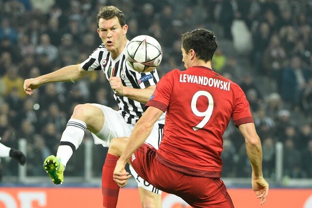 Lichtsteiner della Juve durante la sfida di Champions contro il Bayern