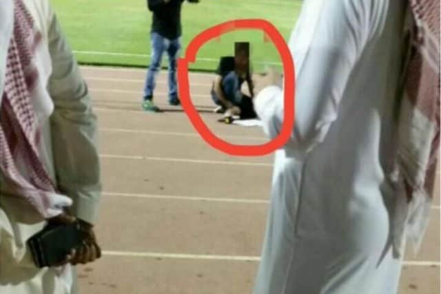 Lo stregone preso a bordo campo con amuleti per rituali magici