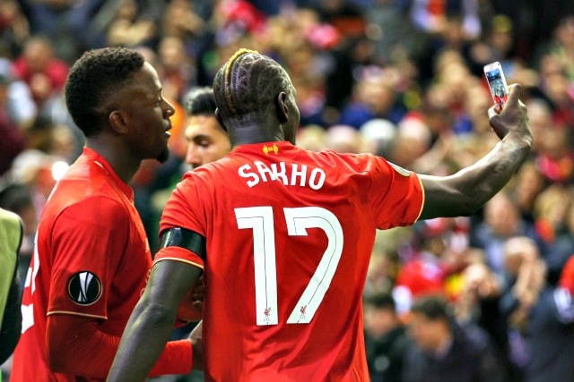 Origi e Sakho recuperano il cellulare di un tifoso e scattano un selfie