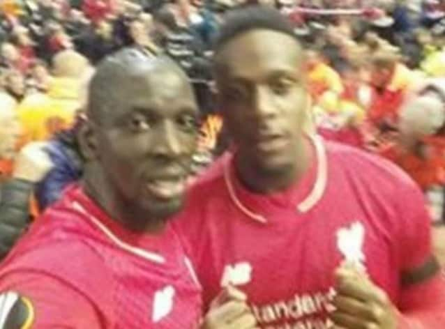 Sakho e Origi in posa con lo smartphone del tifoso