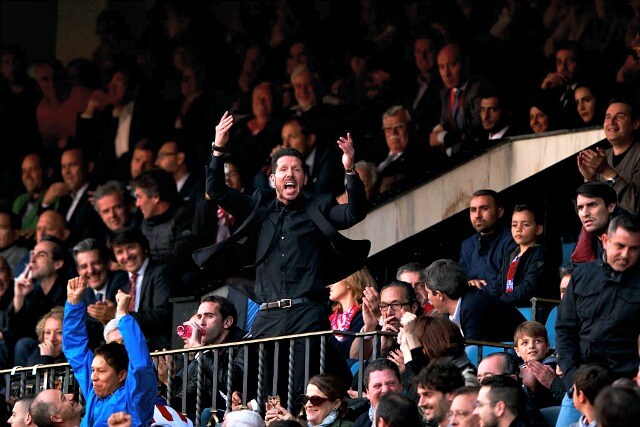 Simeone, espulso, dà ordini dalla tribuna