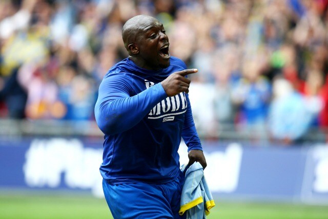 Adebayo Akinfenwa esulta dopo il raddoppio segnato in finale play off contro il MK Dones
