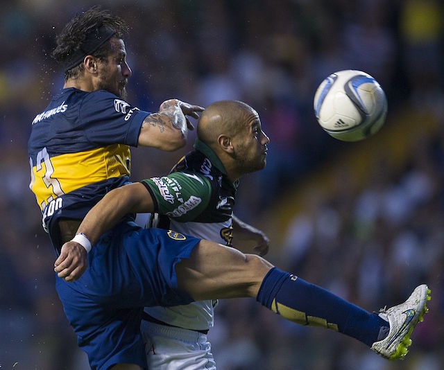 Espindola lotta con Osvaldo durante Boca–Nueva Chicago