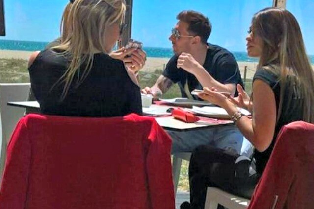 Lionel Messi al ristorante con Suarez e le rispettive consorti (fonte leccenews24)