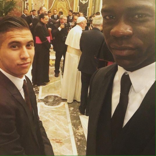 Il selfie di Balotelli con Papa Francesco.