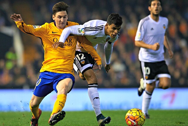 Danilo del Valencia in contrasto con Messi