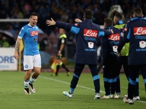 Marek Hamsik festeggia il gol al Frosinone: rete numero 81 in Serie A con la maglia azzurra