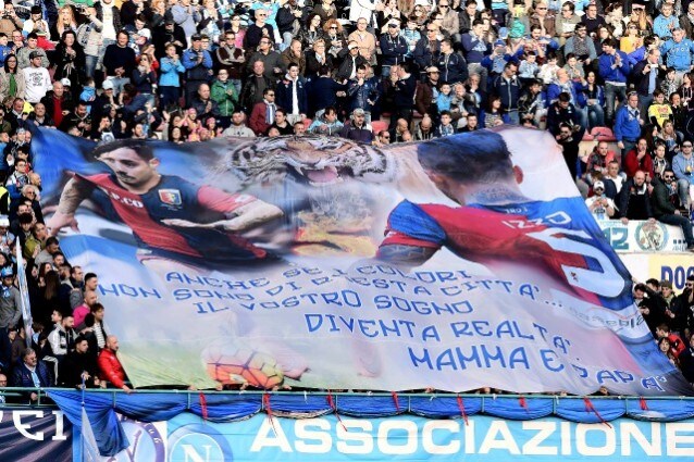 Lo striscione dei tifosi del Napoli dedicato ad Armando Izzo del Genoa