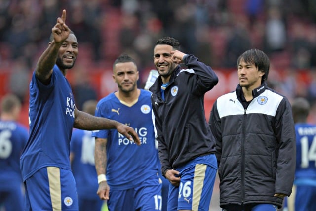 I calciatori del Leicester fanno festa in campo