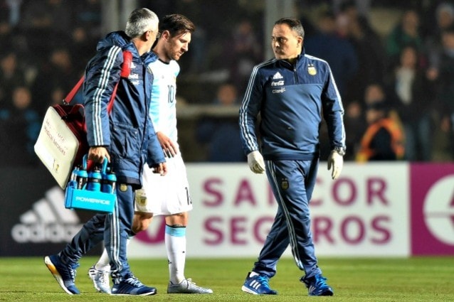 Messi infortunato, torna nello spogliatoio