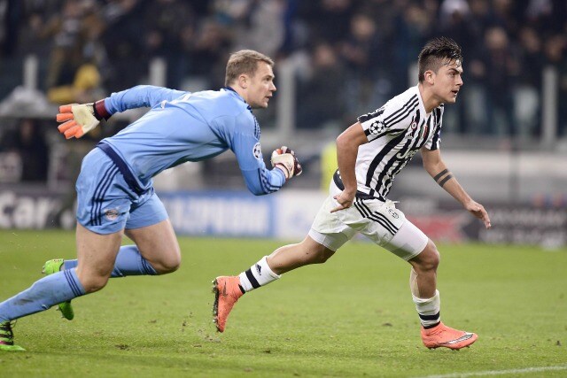 Neuer e Dybala durante la sfida di Champions tra Bayern e Juventus