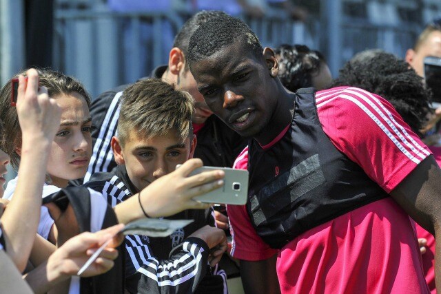 Pogba posa per una foto assieme ai tifosi della Juventus